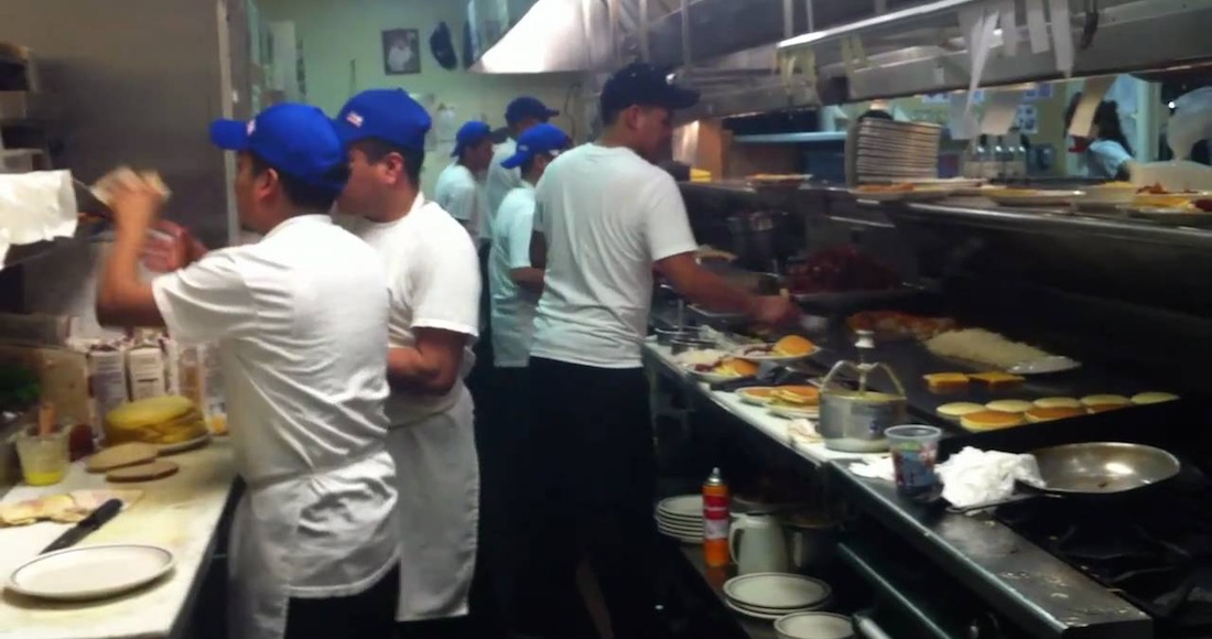 Mexicanos en restaurantes de EU: viven como indigentes, los tratan a patadas, les pagan lo que quieren…