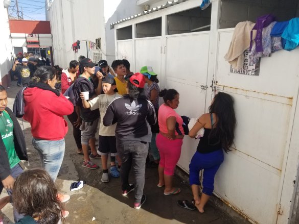 Crece la concentración de migrantes centroamericanos en Tijuana y Mexicali; llenan albergues y refugios en BC