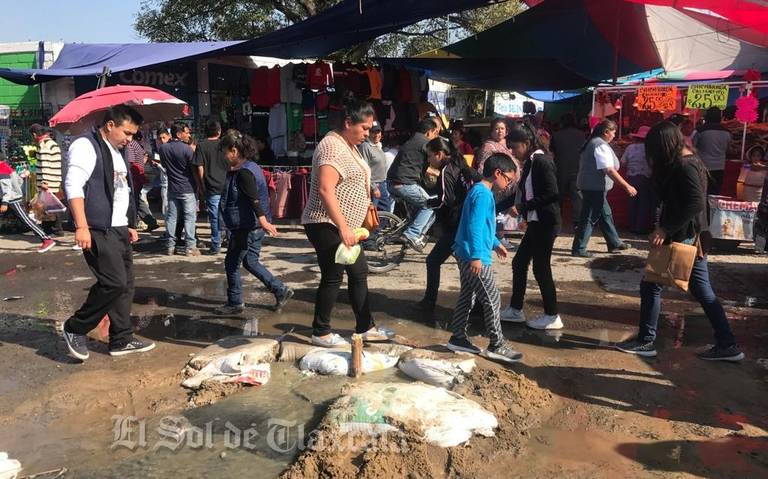 Con drenaje a cielo abierto se desarrolla tianguis dominical de Chiautempan (Tlaxcala)