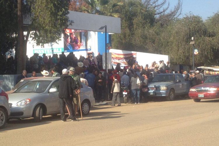 Hacen plantón jubilados y pensionados de Issstecali en Ensenada