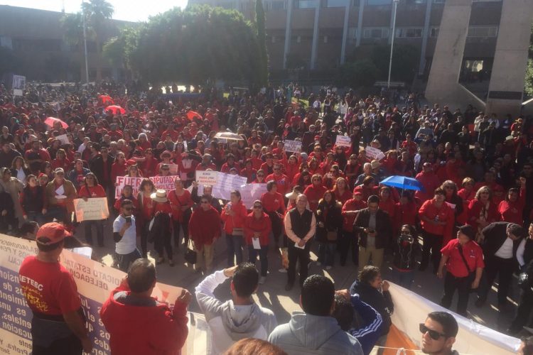 Se manifiestan miles de los sectores educativos y salud en Mexicali