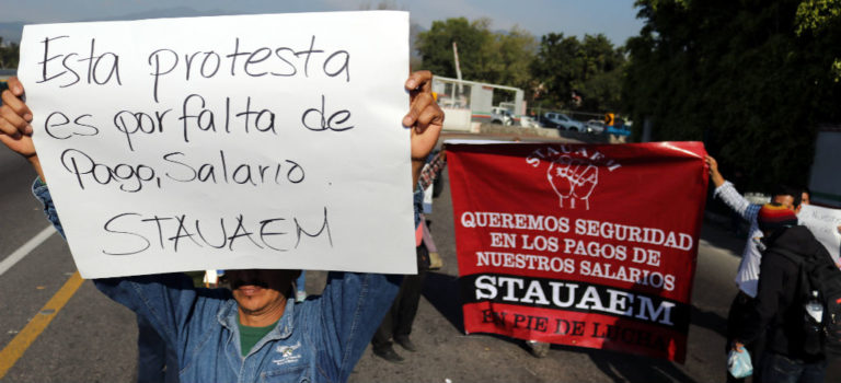 Bloquean trabajadores de la UAEM accesos a Cuernavaca