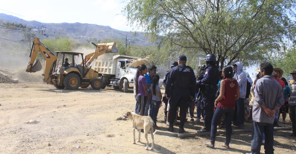 Desplazados en Guerrero son desalojados con máquinas