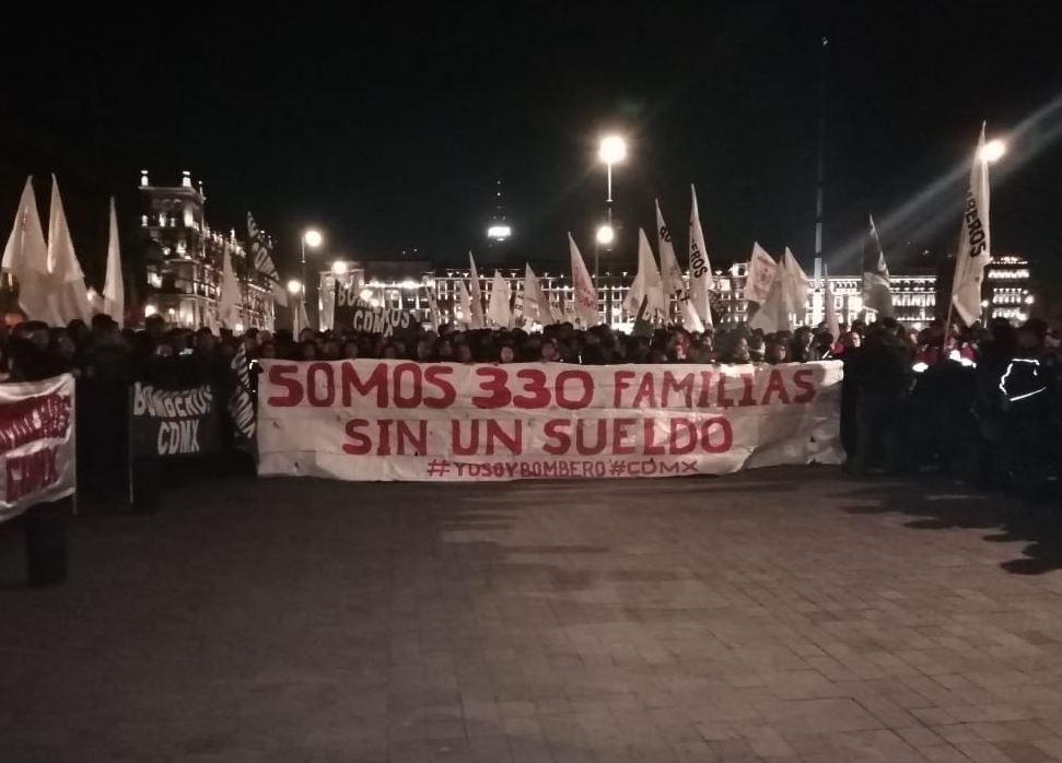 Bomberos protesta en Palacio Nacional por falta de pago