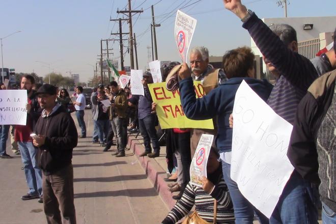 Protestan detractores de cervecera en oficinas Constellation Brands y de la PGJE (Baja California)