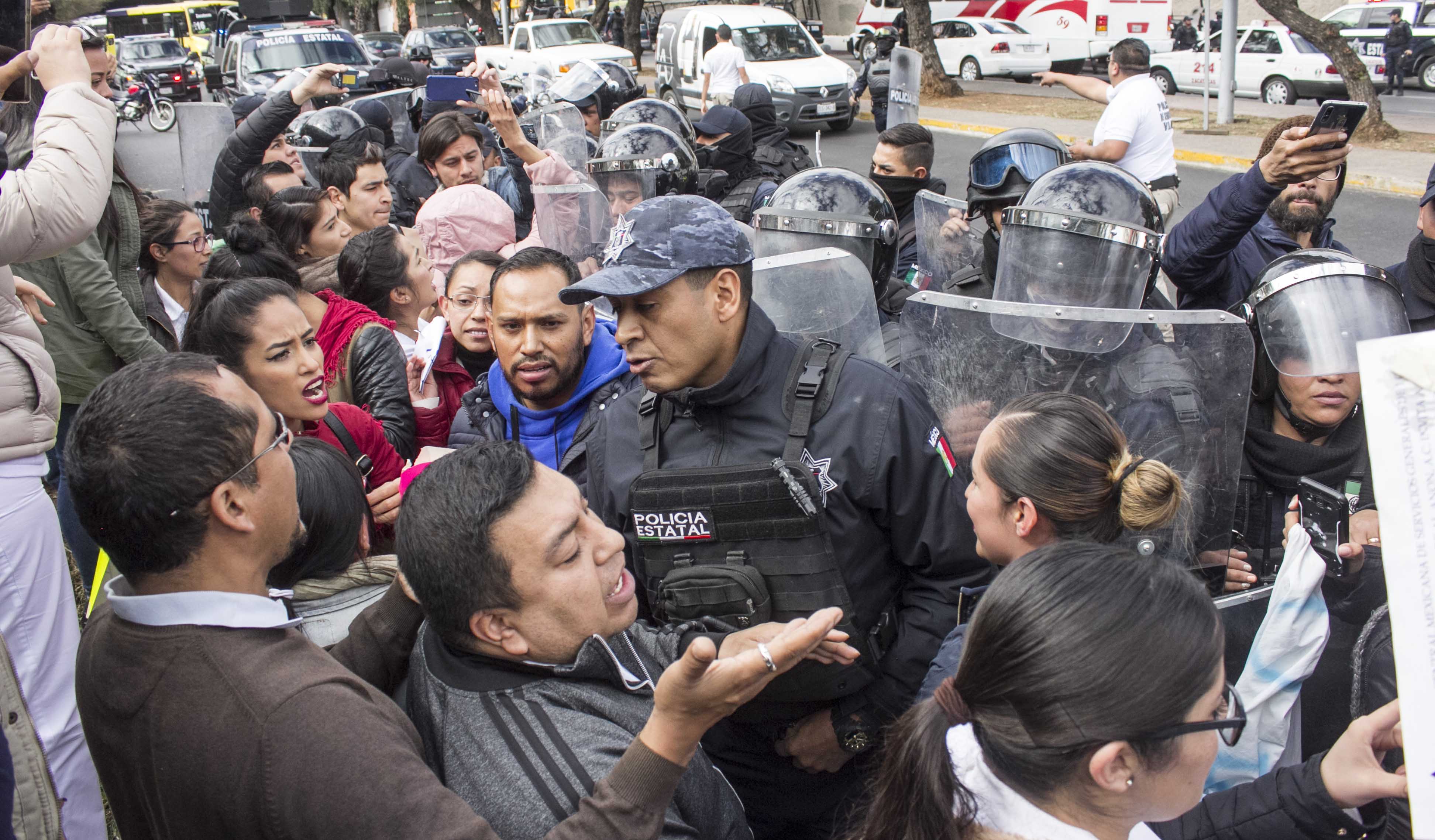 Reprimen manifestación de médicos (Zacatecas)