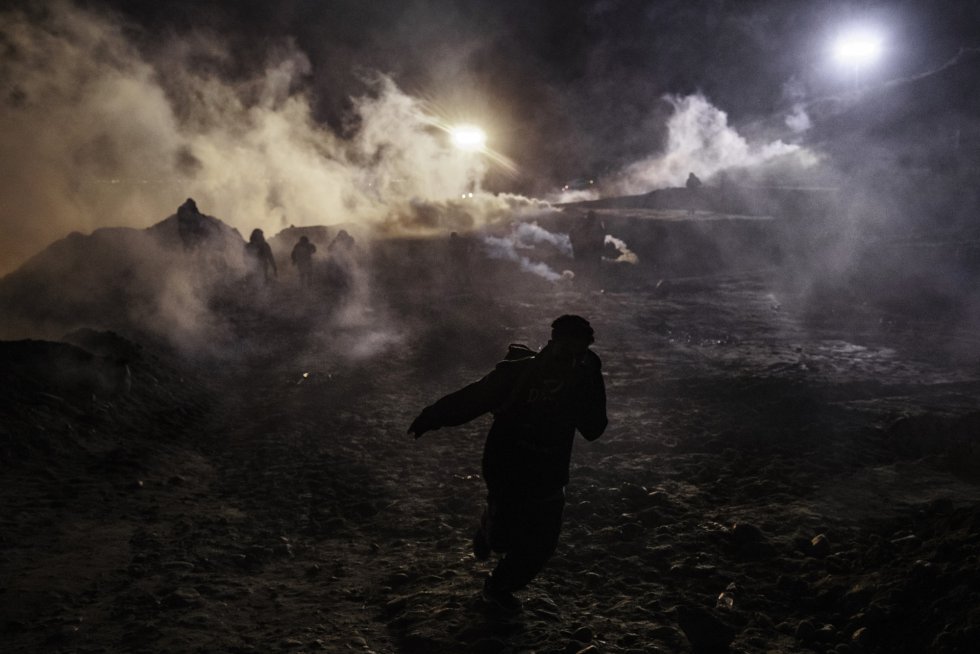 Los guardias fronterizos de EE UU repelen a un grupo de inmigrantes con gases lacrimógenos (Baja California)