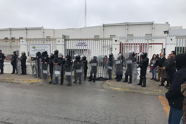 Policías desalojan a trabajadores de maquiladora en huelga en Matamoros (Tamaulipas)