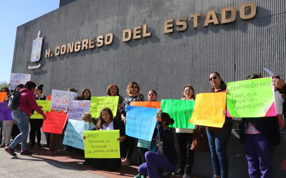 Protestan maestras afuera de Congreso por cancelación de apoyos a estancias infantiles (Nuevo León)