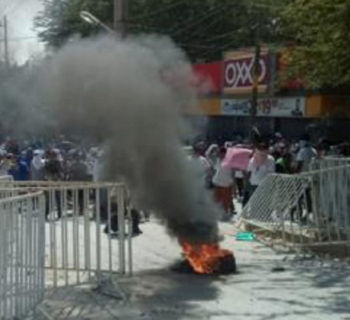 Se enfrentan familiares de reos con policías antimotines afuera del penal en Acapulco