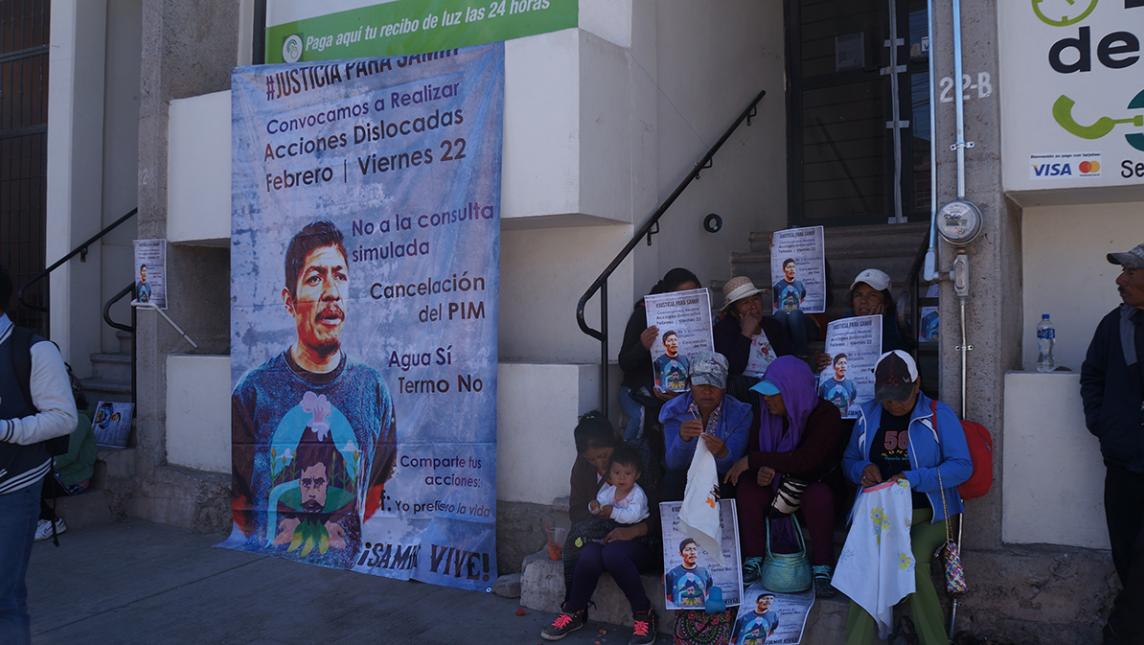 Toman oficinas de CFE en Huajuapan (Oaxaca)