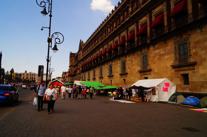 Crisis humanitaria en el estado de Guerrero obliga a desplazados a acampar en la puerta del Palacio Nacional (Ciudad de México)