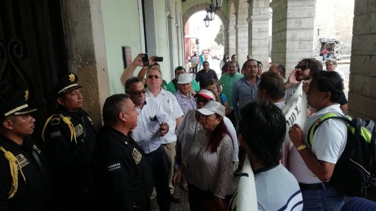 Protestan exempleados del gobierno de Yucatán; exigen liquidación justa