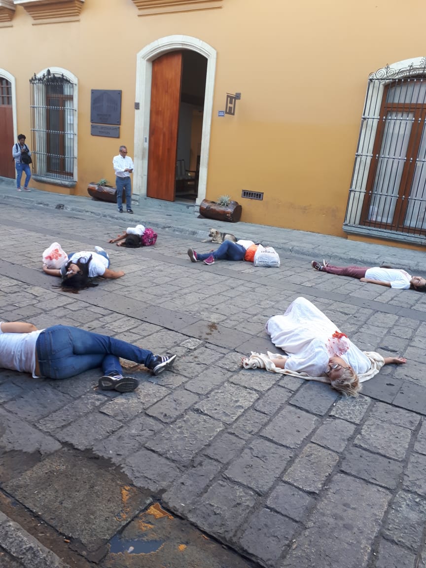 Se manifiestan mujeres con simulacro feminicida (Oaxaca)