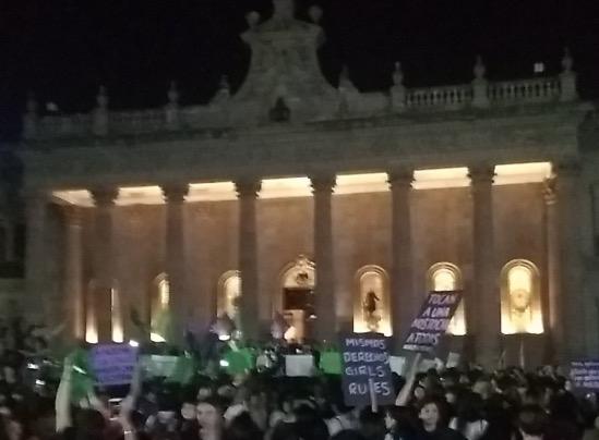 Mujeres de NL se suman al #8M y marchan por las calles del centro (Nuevo León)