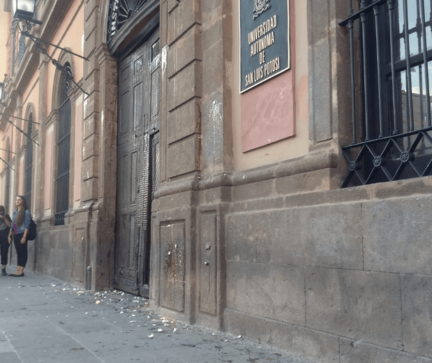 Mujeres lanzan huevos al Edificio Central de la UASLP (San Luis Potosí)