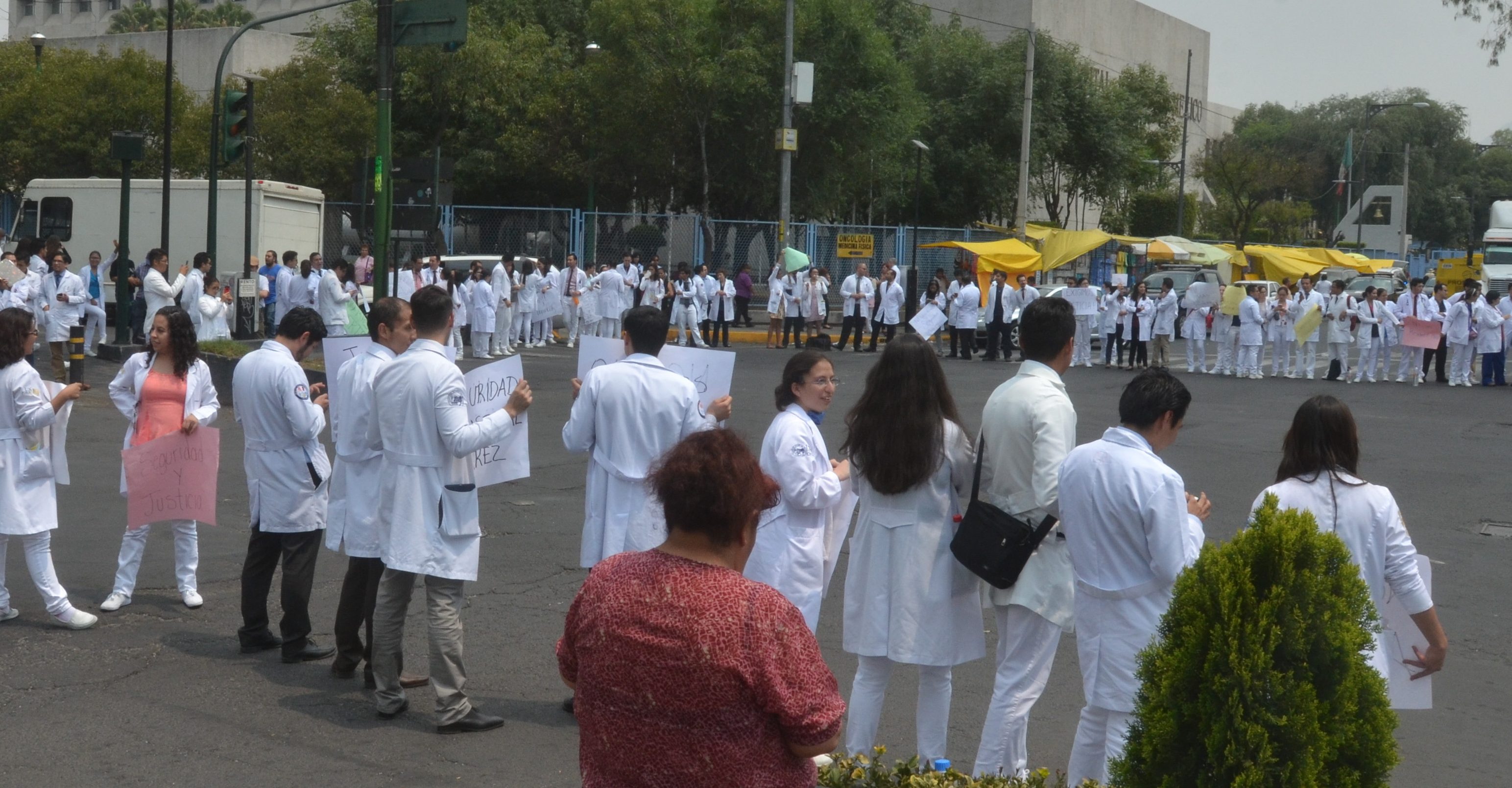 Residentes de 10 hospitales paran labores por falta de pago; Secretaría de Salud promete pagar adeudos