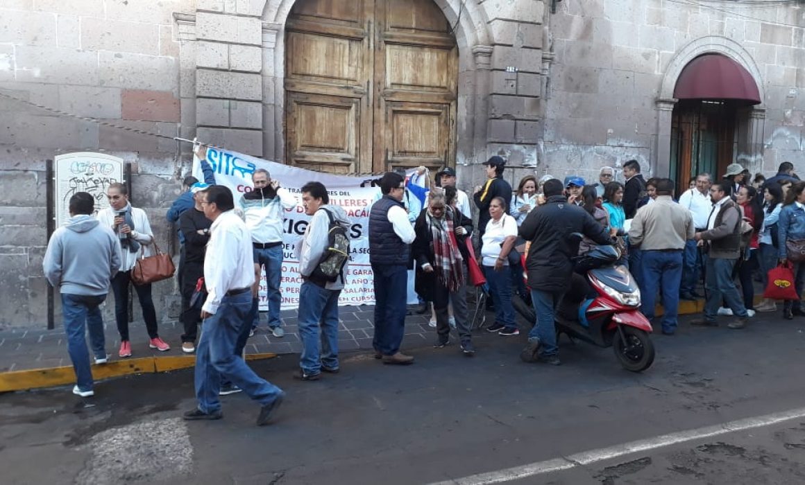 Sitcbem protesta en el SAT en demanda de prestaciones y salarios  (Michoacán)