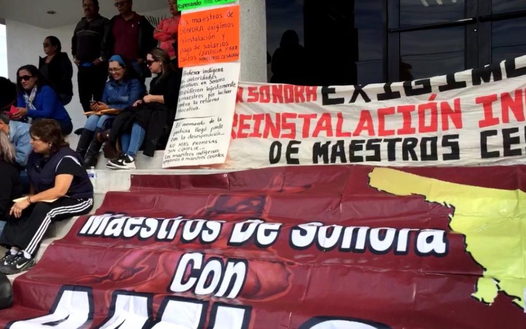 Maestros cesados con la reforma educativa montan plantón en el Congreso de Sonora