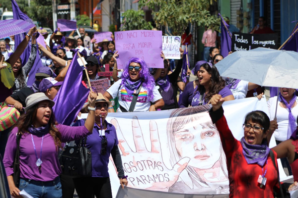 Feministas y defensoras de derechos humanos marchan en Guerrero contra feminicidios