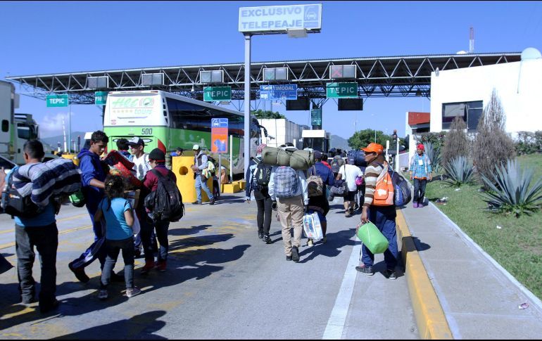 Migrantes recorren la autopista Guadalajara – Tepic pidiendo ‘aventón’ (Jalisco-Nayarit)