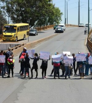 Con caótico bloqueo demandan servicios sanitarios en centro escolar (San Luis Potosí)