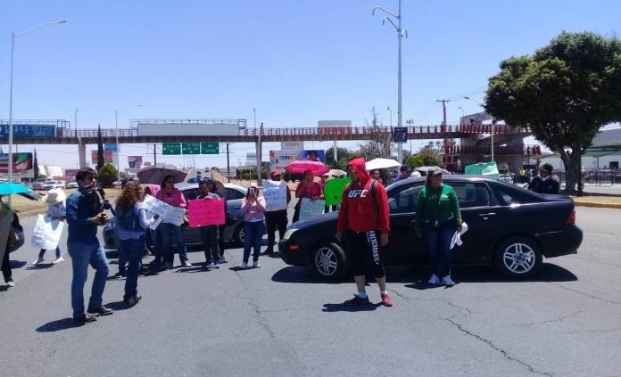 Desalojan a docentes de inglés; responden con bloqueo en la 57 (San Luis Potosí)