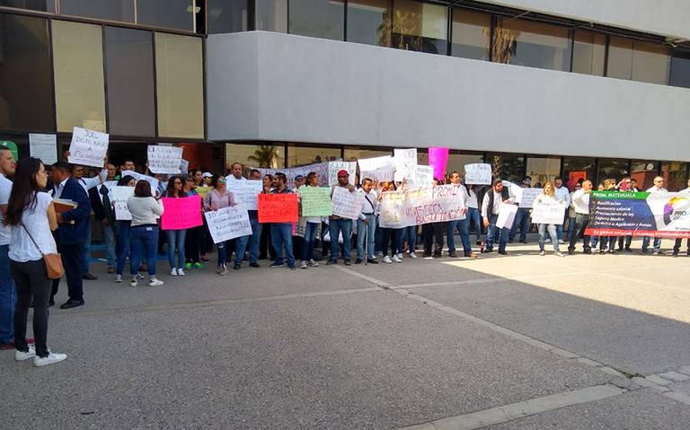 Maestros se manifiestan frente a SEGE por suspensión de programa de inglés (San Luis Potosí)