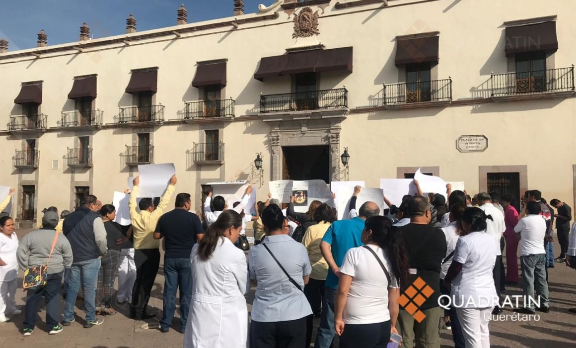 Protestan trabajadores del sindicato de Salud en Queretaró, exigen destitución del secretario