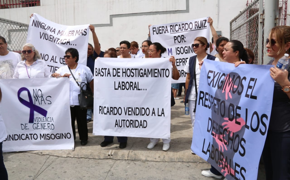 Protestan trabajadores de Salud por acoso y hostigamiento (Nuevo León)