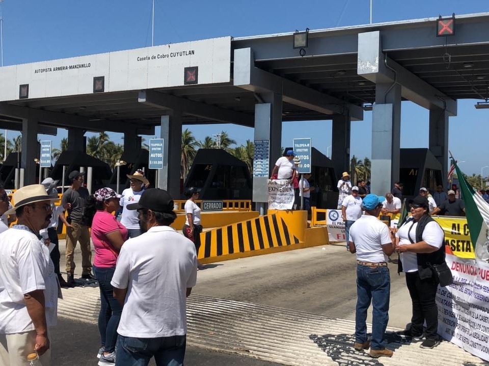 Colectivos realizan liberación de caseta de Cuyutlán  (Colima)