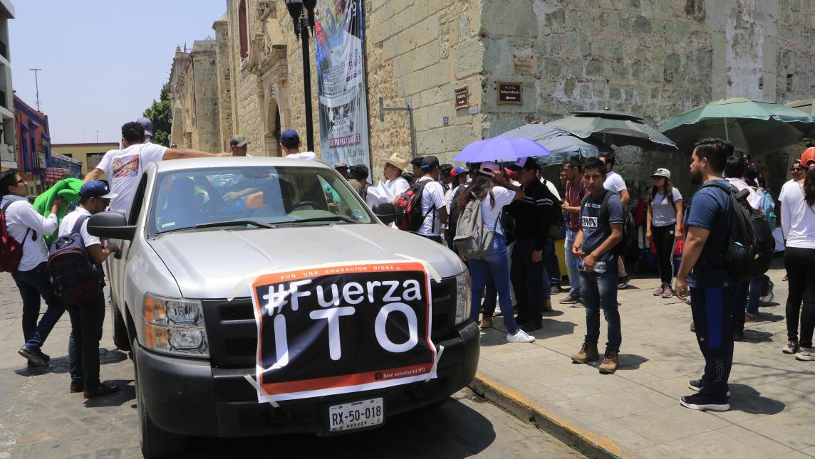 Estudiantes del ITO marchan, recogen basura y regalan juguetes  (Oaxaca)