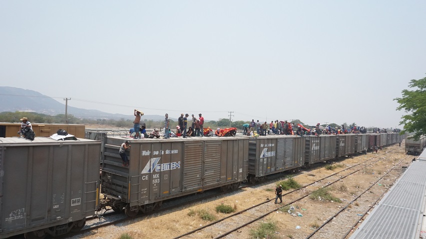 Unos mil migrantes avanzan su camino por tren a Veracruz (Oaxaca)
