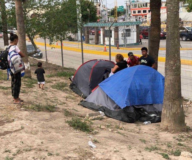 Desesperante situación de migrantes en puente (Tamaulipas)