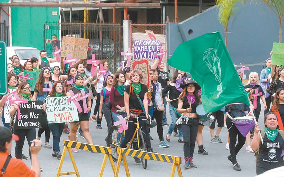 Marchan en el centro contra la violencia de género (Nuevo León)