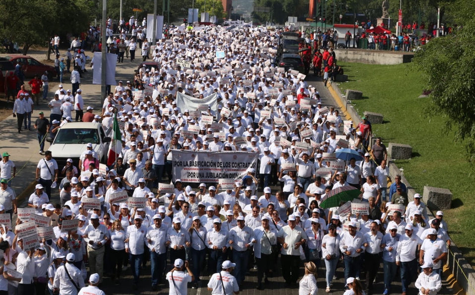 Marchan maestros; exigen respeto a sus derechos (Nuevo León)