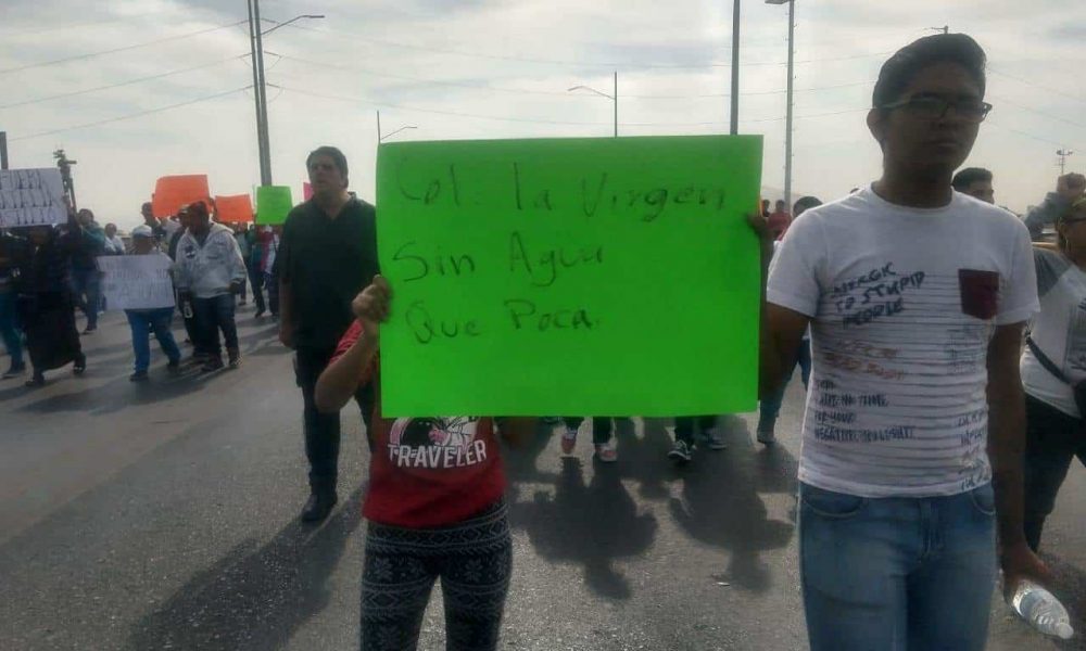 Protesta por falta de agua causa caos vial en avenida Universidad. (San Luis Potosí)