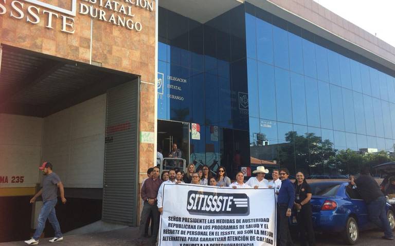 Exigen trabajadores del SITISSSTE cesen los despidos injustificados