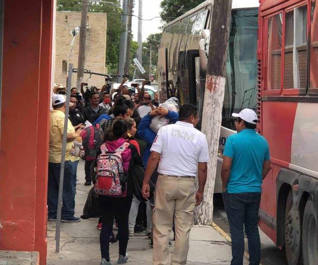 Trasladan a migrantes de la alberca Chávez. Salen en camiones al aeropuerto (Tamaulipas)