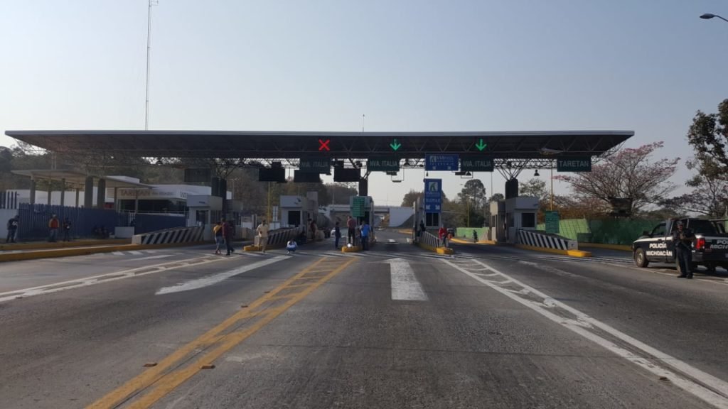 » CNTE libera casetas de peaje en autopista Siglo XXI ...