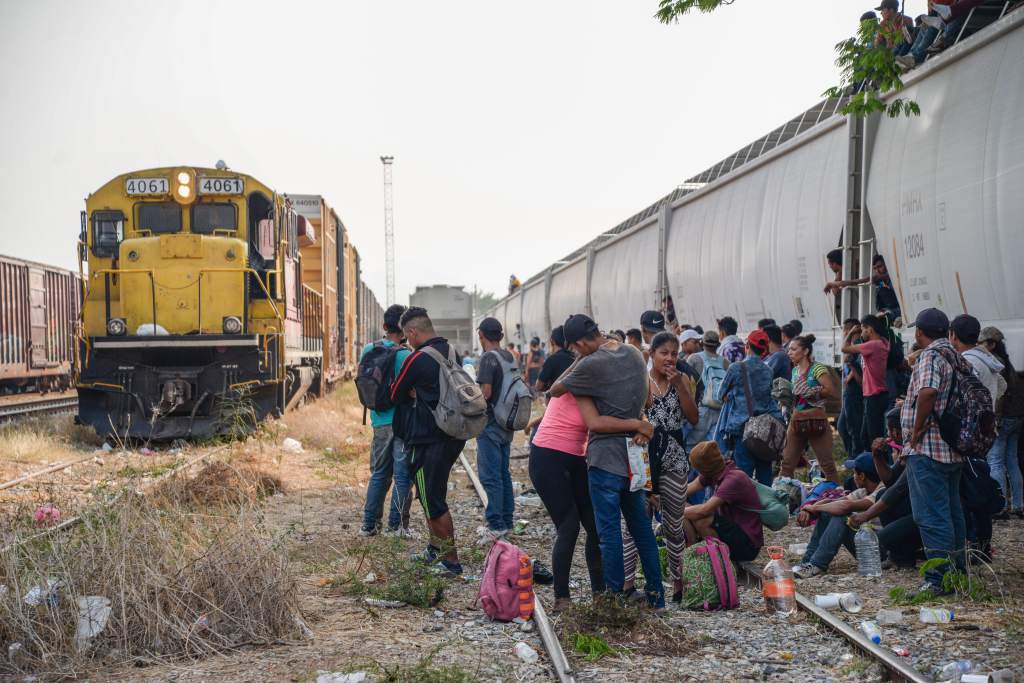 México emprende cacería contra migrantes que viajan en la Bestia (Veracruz, Tabasco)