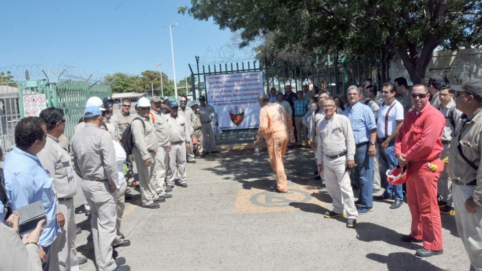 Se manifiestan trabajadores de Pemex en base Topolobampo (Sinaloa)