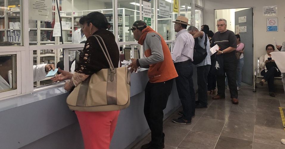Hacer fila durante horas, para que no haya medicamentos: lo que padece la gente en el ISSSTE (Ciudad de México)