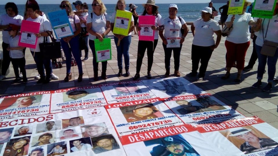 Rastreadoras se manifiestan por sus hijos en Monumento a la Familia (Sinaloa)