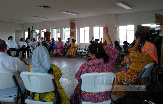 Comunidad rarámuri se defiende de intento de desalojo y director de asentamientos abandona reunión (Chihuahua)