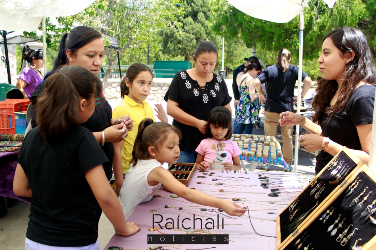 Artesanos del Tianguis Cultural Revolución juntan firmas ante amenaza de desalojo (Chihuahua)