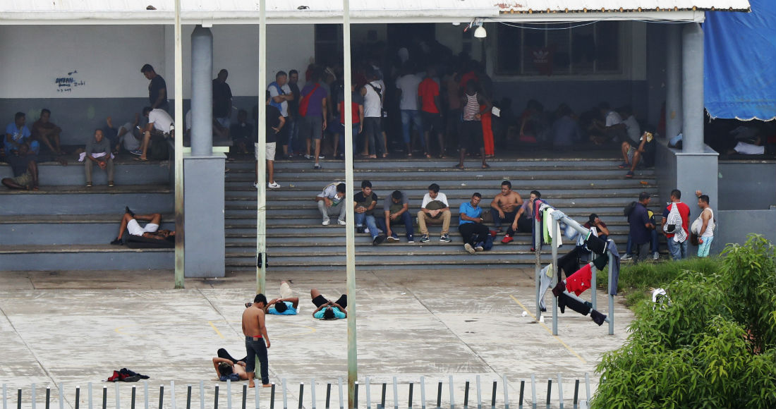 Welcome to México: Cubículos de 4 por 3 para 50 personas; letrinas rebosadas; poca comida y agua