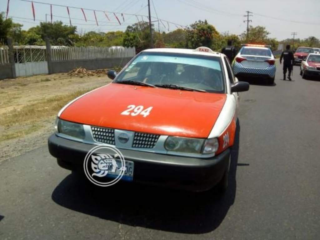 Detienen a taxista mexicano por transportar cuatro migrantes hondureños en Veracruz