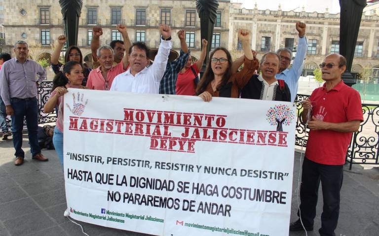 Exigen maestros su reinstalación tras ser cesados por la anterior reforma educativa (Jalisco)