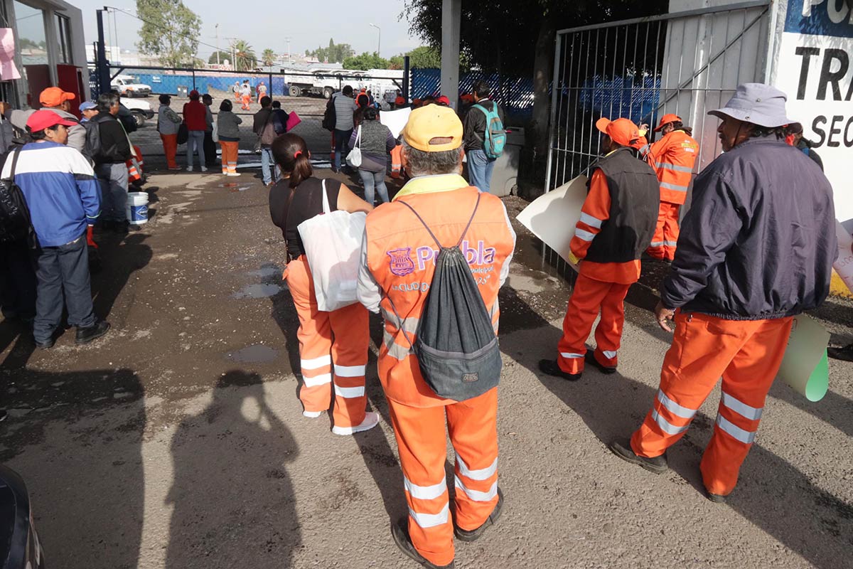 Paran labores en servicios públicos: denuncian acoso laboral del gobierno de Claudia Rivera Vivanco (Puebla)